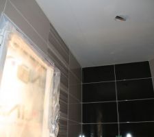 SDE parents : au fond, devant la fa&iuml;ence noire, il y aura le meuble vasque blanc