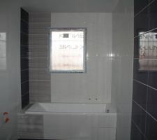 SDB enfants : &agrave; droite, devant les 2 bandes de carreaux violet, il y aura le s&egrave;che-serviette blanc et &agrave; gauche, le meuble double-vasque blanc