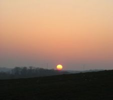 Coucher de soleil entre les éoliennes vue du salon