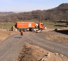 Le camion TECHNISOL qui fabrique le produit à couler. Il suffit d'apporter l'eau.