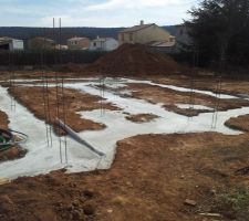 Fondations coul&eacute;es, nous avons fait des fondations de 60cm de large et 1,30m de profond car nous avons 50cm de terre argileuse du coup l etude de sol preconisait 1,10m mais on preferait etre sur!!