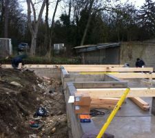 Mise en place des poutres de la dalle bois.