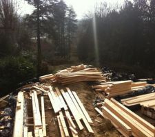 Déballage des paquets de bois pour la dalle.