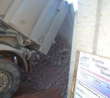 Le camion décharge les cailloux pour la finition de l accès chantier