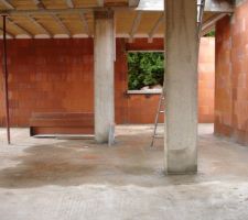 Poteaux de soutien de l'&eacute;tage - vue des poutres