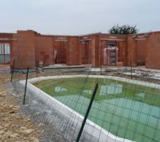 Arrière côté terrasse et piscine.