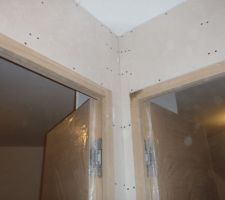 Vue de la porte qui a pris l'eau