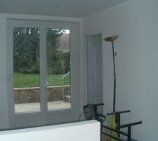 La cuisine avec acces terrasse et jardin