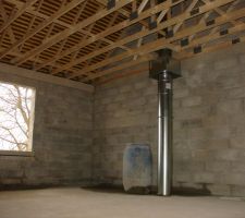 Sur le cot&eacute; droit ,on voit ce caisson sur le conduit,la charpente et la couverture termin&eacute;e.Et ce gros baril d'eau qui fuit depuis des jours qui imbibe la dalle....