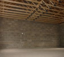 Vue de l'etage avec la toiture termin&eacute;e.