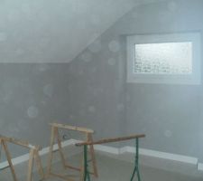 Chambre grise avec la meme fenetre que la sdb