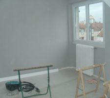 2ème fenetre de la ch grise (reste le plinthe a finir)