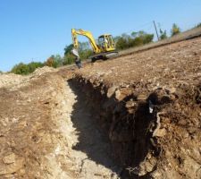 Nos fondations dans la pierre calcaire  le sol ressemble &agrave; un mur