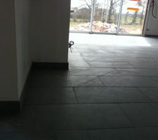 Le carrelage de la pièce de vie