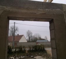 La porte d 'entr&eacute;e a &eacute;t&eacute; d&eacute;cal&eacute;e de 18 cm comme convenue avec le conduc.