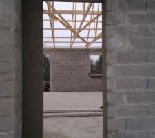 La porte d 'entrée est a sa place