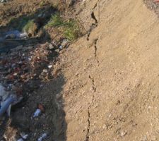 Le talus devant qui se fissure...