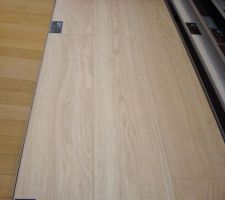 Parquet services à Didenheim - Stratifié quick step, plusieurs teintes sont sympas mais on y retournera avec le carrelage retenu pour voir ce qui se combine le mieux. Nous mettrons le meme stratifié dans les 3 chambres. L'uniformité, encore et toujours :)