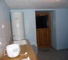 Chauffe eau install&eacute; et plan de travail vitrifi&eacute;.