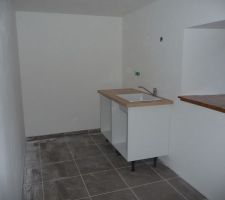 Cuisine provisoire en cours d'installation dans la salle de bain du bas.