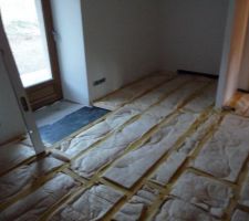 Pr&eacute;paration du haut, avec sous couche acoustique sous les lambourdes, en pose flottante.