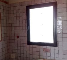 SdB fen&ecirc;tre et encadrement miroir