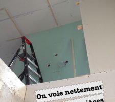 Vue du rez de chaussée, on voie les tasseaux pour l'implantation des murs