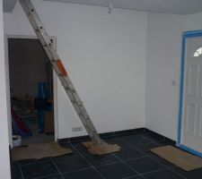 Pan de mur peint avec emplacement de l'escalier