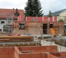 Notre Maison est en Lot arrière. On peu apercevoir le sous sol de nos voisin en construction.