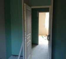 Chambre de notre fille avec les deux placards encastrés à aménager
