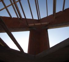 Aujourd'hui mardi 20 mars 2012, les charpentiers ont fixé les solives de plafond sur les côtés ouest au dessus des fenêtres trapézoïdales