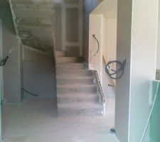 Escalier, il manque l 'enduit sur le beton brut