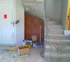 Vu de l escalier pas facile a visualer sur un plan il reste beaucoup de place en dessous...