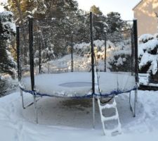 Le trampoline sous la neige !