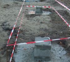 Plots en béton pour accueillir les poteaux du futur auvent.