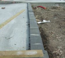 Avant la pose des murs, pose d'un tissu imperméable.