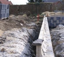 Les 4 rangs de parpaing sont mont&eacute;s