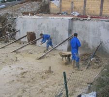 Nettoyage de la dalle pour la recouler sur un radier port&eacute; sur les micro-pieux