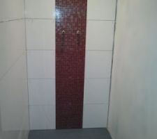 D&eacute;but du carrelage mural - la douche de la sdb