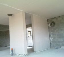 Enduit plâtre sur les murs porteurs, et sous le plancher de l'étage. Placo pour les plafonds sous charpente (sauf le garage)