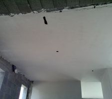 Trous pour l'électricité (points lumineux, gaines) sauf le "gros trou" tout à droite qui est pour le conduit de fumée du poële
