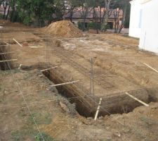 Préparation de la ferraille avant de la descendre et le coulage du bèton.