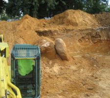 Ouverture du chantier.
Fouilles pour le sous-sol.
Quelques grosses pierres.