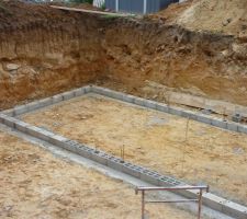 Un rang de parpaing sur lequel va reposer le plancher du sous-sol.