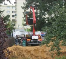 Livraison des hourdis en plastique pour le plancher du sous-sol.