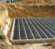 Pr&eacute;paration du plancher du sous-sol, sur vide d'un rang de parpaing.