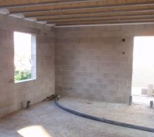 Vue de la cuisine et de la porte du garage.