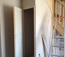 Voici le WC sous l'escalier