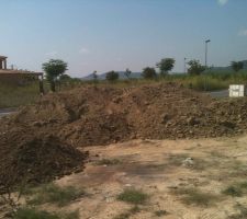 Un peu de terre... 100M3 apres avoir creuser toutes les fondations.