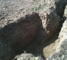 Apres avoir fait une etude de sol, le resultat a été le suivant... profondeur des fondations : 1M60
avec un vide sanitaire en cairons banchés...
et beaucoup d'epingles...